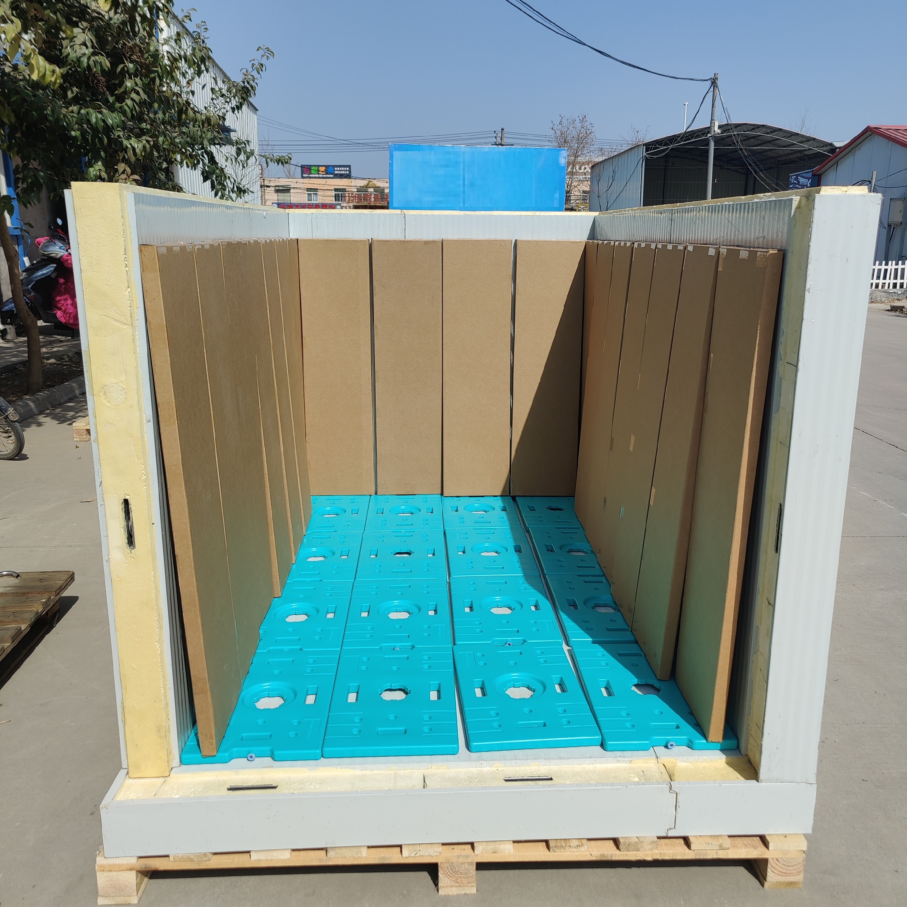 托盘式保温箱内部结构特写，展示医用级HDPE内胆与超厚VIP真空绝热板复合保温层设计