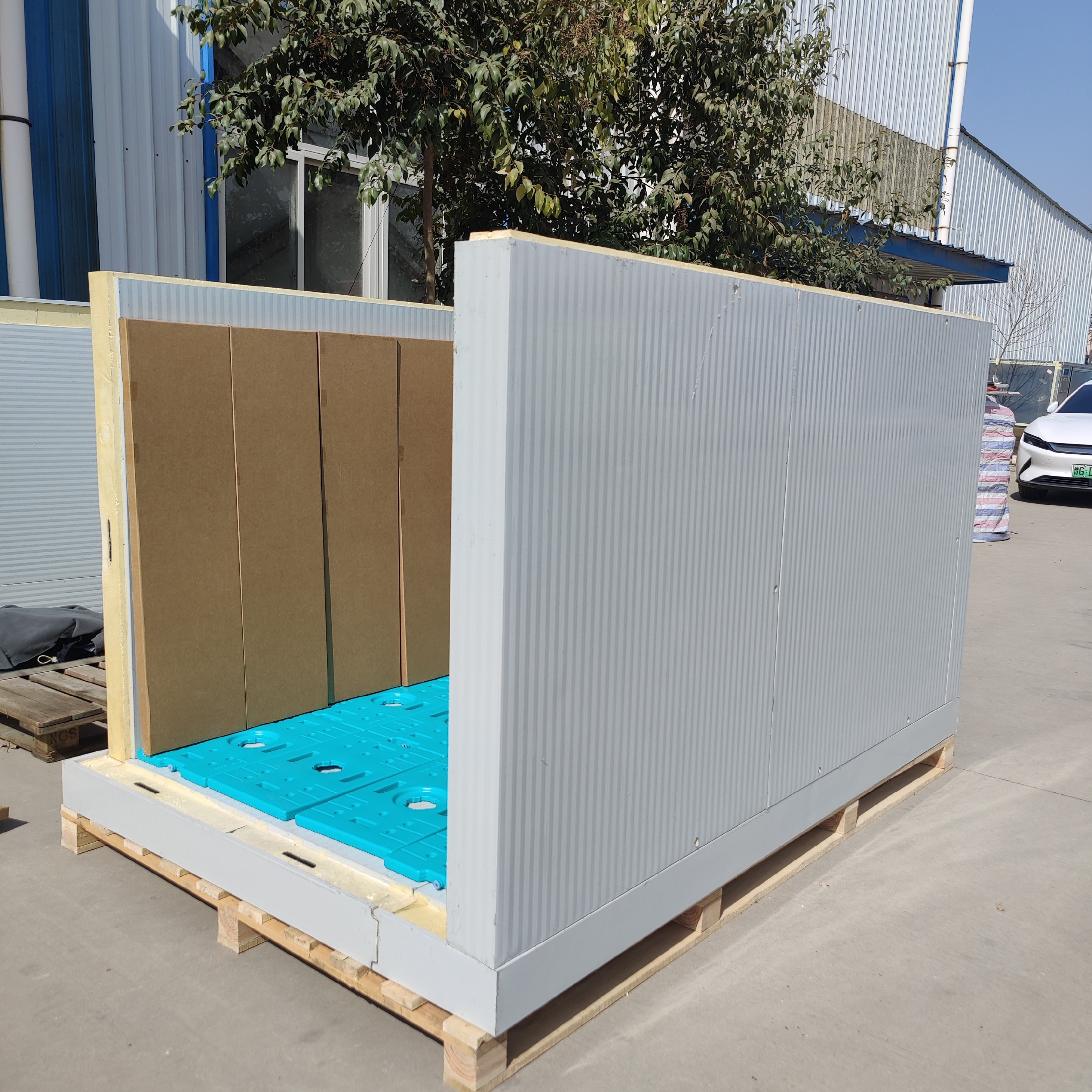 疾控中心使用托盘式保温箱进行大批量疫苗、生物制品的标准化分发与运输作业场景