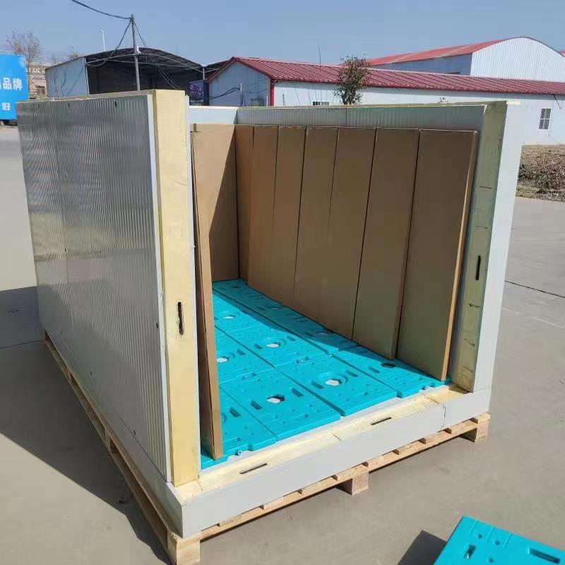 托盘式保温箱集成智能物联网监控系统，展示远程温度监控、实时报警与数据追溯功能